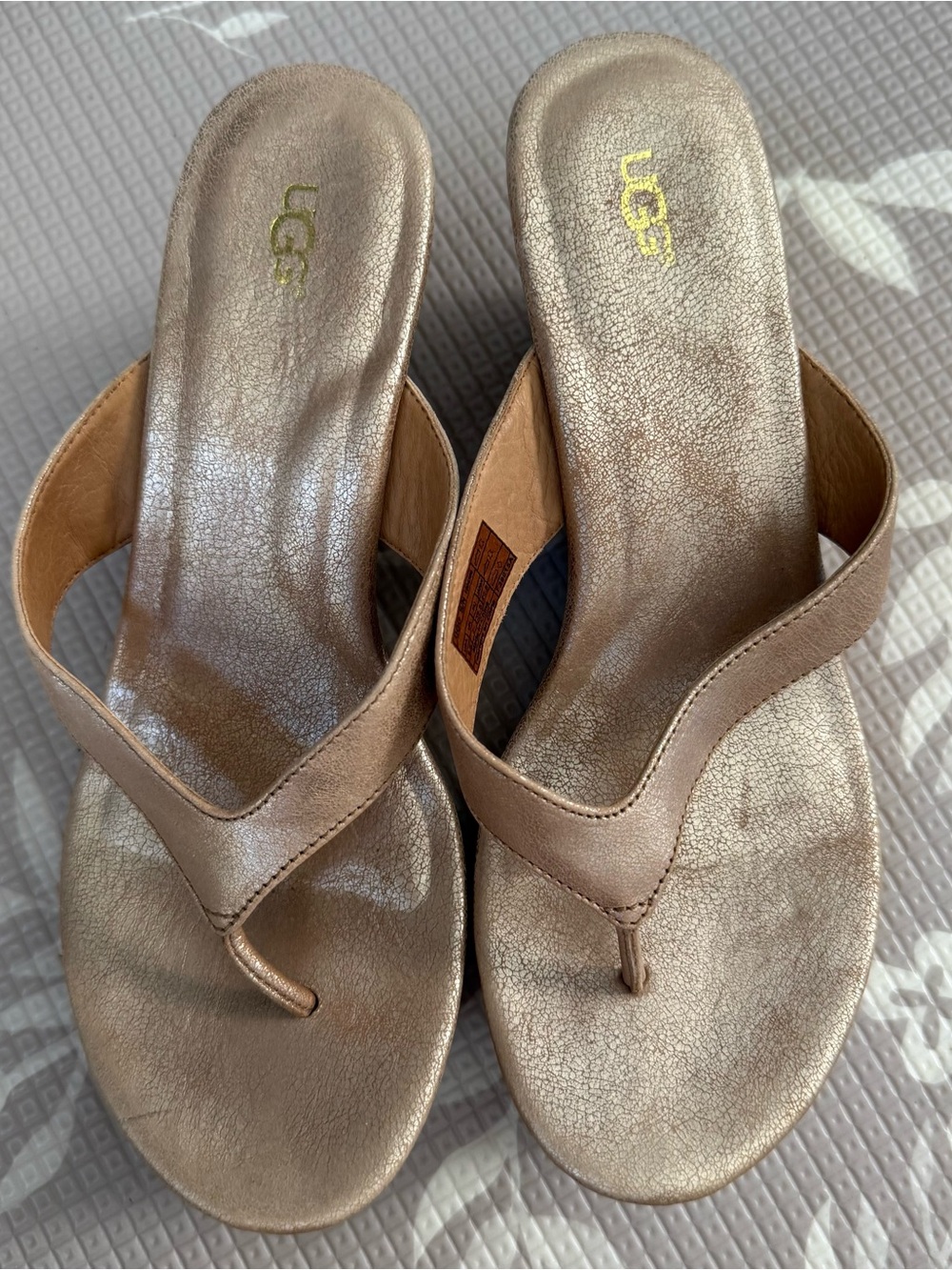 UGG Women's Natassia Metallic Leather Platform Cork Wedge Thong Sandals Size 8.5
